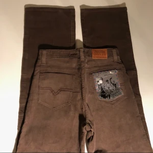 Byxor  - Vintage Bruna Manchester byxor storlek w 28 l36 90 cm långa innerben. Långa raka ben och midrise. Byxorna är aldrig använda och har lapparna kvar. Superfint skick! Buda i kommentarerna från 300 kr + 50 kr frakt. Höj med 20 kr. Avslutas torsdag 7/1 kl 16:00 eller köp direkt för 700 kr inkl frakten.