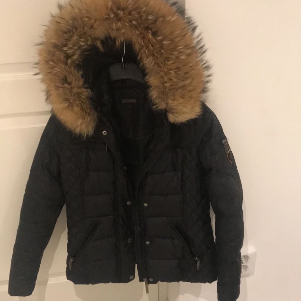 Säjer min rock and blue jacka pga köpt en ny jacka. Används fåtal gånger och priset kan diskuteras. Inget är i sönder. Den är äkta och köpt för 2500 kr säljer den för 1000 annars högst bud 🙂 kan frakta men då står köparen för frakten.vet inte exakt vad frakten är men vid intresse kan jag ta reda på det. Kan byta till en annan päls och det blir 150 kr extra . Jackor.