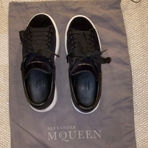 Alexander mqueenskor - Säljer mina alexander mqueen skor som är köpta på vestiare collective för 1mpnad sen, kvitto från originalköparen finns, stl 37 men passar 38 också då dom är stora i stl💞💞💞 säljer för att dem är lite förstora för mig, hör av er vid frågor eller så!!! HÖGSTA BUD PÅ 2100kr