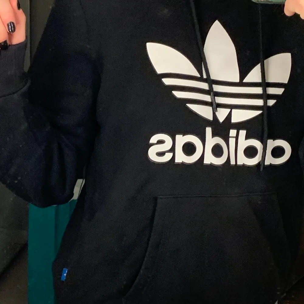 Jättesnygg svart hoodie från Adidas 🖤 mjuk och i superbra kvalité och skick! . Hoodies.