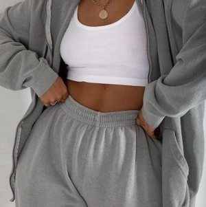 2 linnen - säljer dessa två linnen från pretty little thing, ett vitt och ett svart. Helt oandvända och lappen sitter kvar på båda linnerna, ❌har nu en person som vill betala 190kr för båda, men skriv privat till mig om ni vill buda högre❌