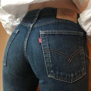 Säljer mina mörkblå jeans från Levis, köpta secondhand. Storlek 29/30 och modell 530, skulle säga passar xs. De är korta i benen så passar någon under 160💕
