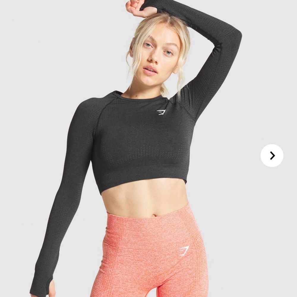 Säljer min crop top från Gymshark då den inte sitter som jag vill på mig, är M vanligtvis och den var väldigt liten i storleken. Skulle säga att den passar XS/S/M beroende på hur tajt man vill att den ska sitta. Endast använd en gång därav priset!💕. Huvtröjor & Träningströjor.