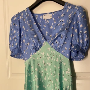 Finaste klänningen  - Köpt på Asos, använd en gång. Nypris va 600kr! Hör av er för mer bilder :))