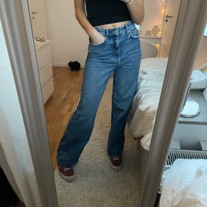 Raka jeans - Säljer dessa blåa raka o breda jeans från Gina Tricot! Sitter så snyggt😍 Jag är 176 cm lång!