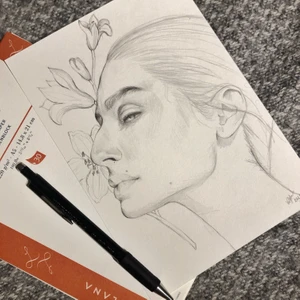 Eget porträtt eller köp färdiga!!✨🥰 - Hej! Jag säljer färdiga eller ett custom porträtt av vem eller vad du vill, ritat eller målat! Målar även husdjur!🥰 Perfekt present till flickvän/pojkvän/familj/vänner!🌸🌼 Min instagram är waterrr_vmv om du vill se mer! Priser varierar! Storlek A5 (halvt A4 papper) Ritad - 120kr målad 250kr Sorlek A4 Ritad 300kr målad 450kr - frakt inräknat i priset 💌  för varje tillagd person i bilden är +50kr ritad och 150kr målad ✨