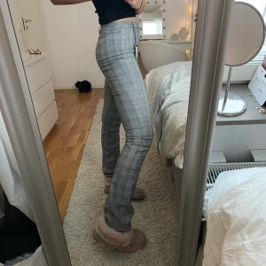 Bootcut kostymbyxor - Säljer dessa helt oanvända kostymbyxor köpt för inte alls länge sen på nätet men hann inte skicka tillbaka ☹️ Älskar modellen!!!! Storleken är 38 men skulle snarare säga att det är en 36:a :) Jag är 176 cm