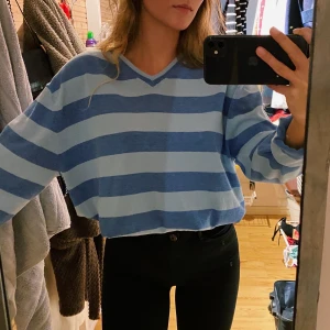 Randig tröja - Köpt second hand på herravdelningen, jätteskön och mysig men kommer inte till användning. Oversized men kan vikas upp! Den tvättas såklart innan, frakt 63kr.