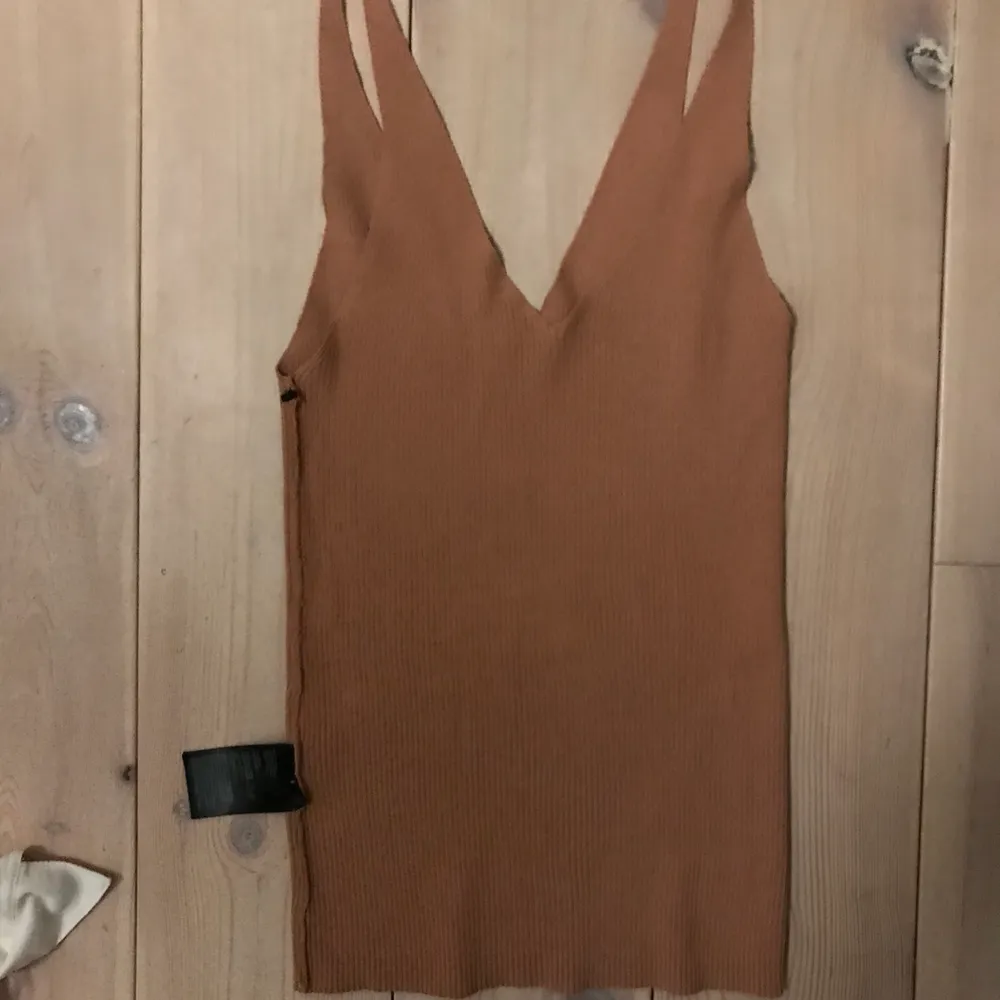 Gulligt ribbat linne i tjockt material. Från H&M, har tyvärr klippt av storlekslappen men linnet passar de flesta storlekar då det är väldigt stretchigt (jag har XS/S)!🥰. Toppar.