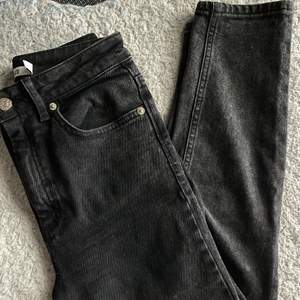Mörkgråa slim jeans från nakd. Använda ett fåtal gånger och i bra skick. Storlek 36. 110kr + frakt 📦 skriv privat för fler bilder/frågor