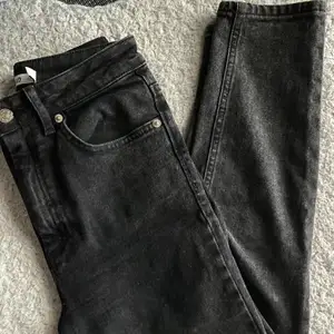 Mörkgråa slim jeans från nakd. Använda ett fåtal gånger och i bra skick. Storlek 36. 110kr + frakt 📦 skriv privat för fler bilder/frågor