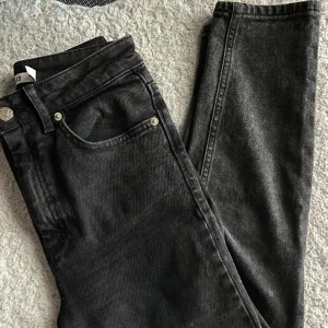 Slim jeans - Mörkgråa slim jeans från nakd. Använda ett fåtal gånger och i bra skick. Storlek 36. 110kr + frakt 📦 skriv privat för fler bilder/frågor
