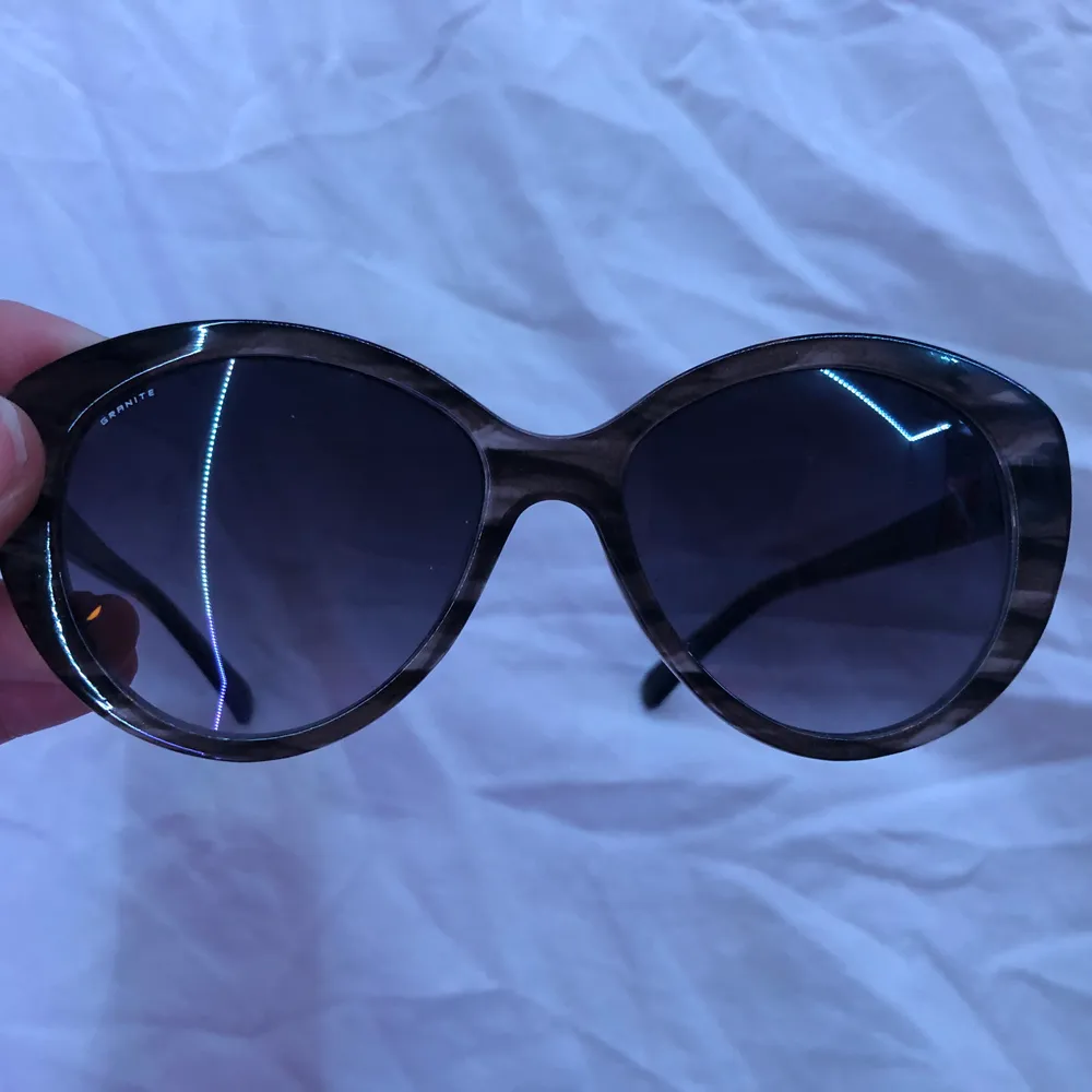 Säljer dessa super fina solglasögon för endast 50 kr + frakt💖💖 De är från granite och ger lite 2000 summer vibes!!!❤️ köparen står för frakten . Accessoarer.