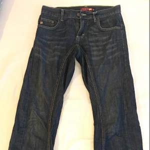 lågmidjade jeans, köpte second hand. passar tyvärr inte mig längre, men är väldigt snygga på. inte så användna, och i gott skick. 