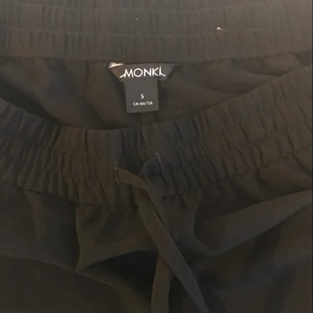 svarta mjukisbyxor med en regnbågsdetalj, köpta på monki, men knappt användna. . Jeans & Byxor.