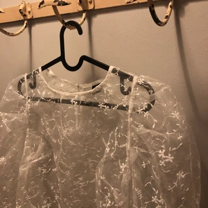 Mesh topp - KOLLA ERBJUDANDET PÅ MIN SIDA (lila bild)!!!!!!!               Söt topp i ”spets” med blommor från GinaTricot. Helt oanvänd i stl 36!🥰