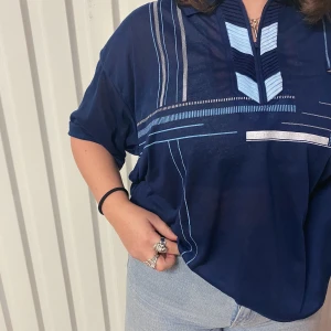 Blå pikétröja vintage  - En vintage pikétröja men olika blå nyanser, liten dragkedja i fram också, helt oanvänd och i super bra skick! Köparen står för frakten, budgivning i kommentarerna 💘