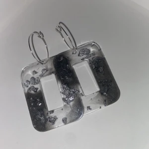 Örhängen - Jättefina örhängen gjorda av mig!! Pris kan diskuteras:)))