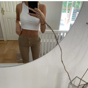 Manchesterbyxor - Supersnygga beiga Manchester byxor i storlek S❤️🥰