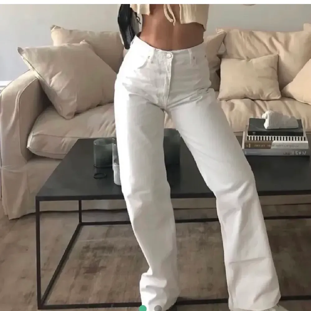 säljer dessa vita jeans från zara i strl 36, köpte på plick men var lite för stora för mig. inte mina bilder men byxorna ser exakt likadana ut! buda i kommentarerna. Jeans & Byxor.