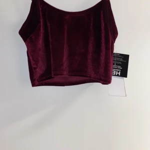 Vinröd sammets croptop - Superfin vinröd croptop i sammet. Helt oanvänd, prislapp kvar 