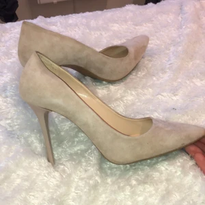 Beige pumps / högklackat, nya! - Jättefina beiga pumps / högklackat i mocka och med smal klack, har tyvärr aldrig kommit till användning, kan mötas upp i Stockholm eller frakta!