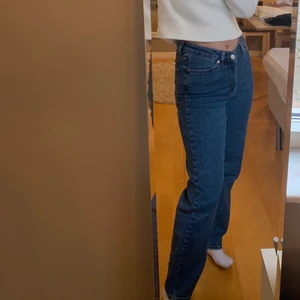 Mörkblåa raka jeans - Säljer dessa ”v-ringade” mörkblåa raka jeansen. Säljer dem då de tyvärr sällan kommer till användning. De är i bra skick och endast använda ett fåtal gånger🌸🌸 hör av er vid intresse!!🤩🤩