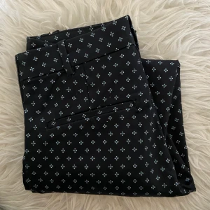 Kostymbyxor - Säljer dessa super fina mönstringa kostymbyxor från HM. De är använda 1 gång och därav i väldigt bra skick💕