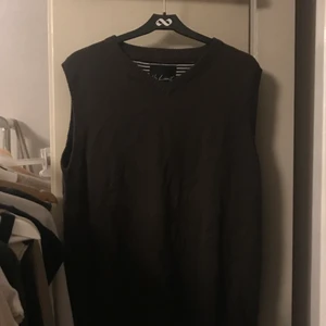Brun stickad väst - Brun väst köpt secondhand