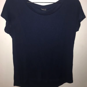 Blå tunn T-shirt! - Super fin blå t-shirt från Gina tricot! Storlek xs💙💙💙