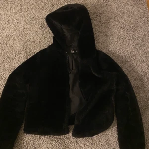 Mysig jacka - Säljer min jätte mysiga jacka då jag använt den Max 1-2 gånger💞Nypriset är 500kr.