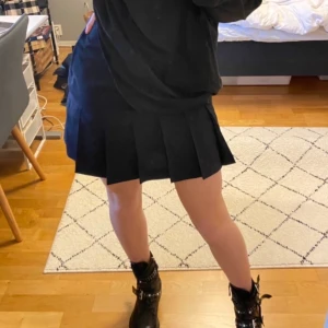 Super fin mörkblå kjol!! - Säljer en av mina favorit kjolar pågrund av att den inte längre kommer till användning tyvärr😢. Fört till kvarn gäller, ingen budgivning. Frakt ingår inte i priset, kan mötas upp i Stockhom🥰