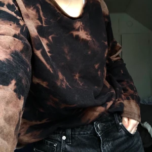 Tid dye tröja med tryck - Super skön och cool sweatshirt! Original vintage men har fått en remake:) Storlek M! Frakt till kommer på ca 60kr