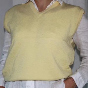 Gul väst  - Tunn väst i den mest perfekt gula färgen, superfin att ha över en skjorta till ett par jeans. Köparen står för frakten och först till kvarn, ingen budgivning 🥰🥰 den är väldigt stretchiga så kan passa allt från xs till m!