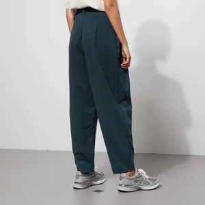 Daf byxor weekday - Ett par blåa byxor i modellen daf från weekday. Färgen är den på flesta bilden och byxorna är nästintill oanvända! Kan mötas upp i Göteborg eller skicka mitt betalning!❤️