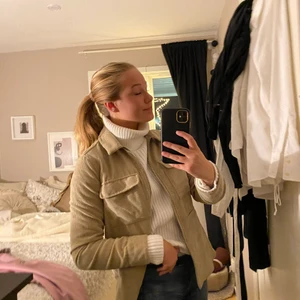 Tun Manchesterjacka - En tun manchesterjacka köpt i våras, använd en gång😁