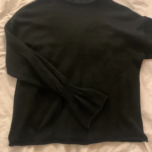 Svart stickad tröja med volang i armändan - Volang vid handleden. Stickad, skön och stilren✨ strl L. Från Gina Tricot. Fint skick🔥