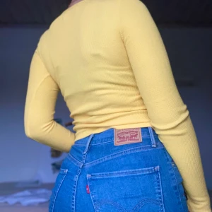 Gul hollister tröja - Säljer min fina hollister tröja, den är långarmad och skrikgul som passar när perfekt när man är lite brun o h solbränd. Den är som ny då jag har knappt använt den utan den har bara legat i min garderob. Har ni några funderingar är det bara att höra av er🥰 frakt ingår ej