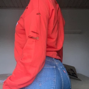 Röd ripped tröja - Jätte fin tröja med hål och det står Freedom på tröjans framsida. De finns hål på båda ärmarna och längst ner åt höger. Jätte mysig och bekväm tröja som är unik med spice✨🥰