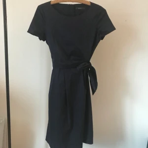 Marinblå klänning Espirit - En fin klänning från Espirit. Snarare mini än midi-längd. Storlek 36. 70% bomull 30% polyester.