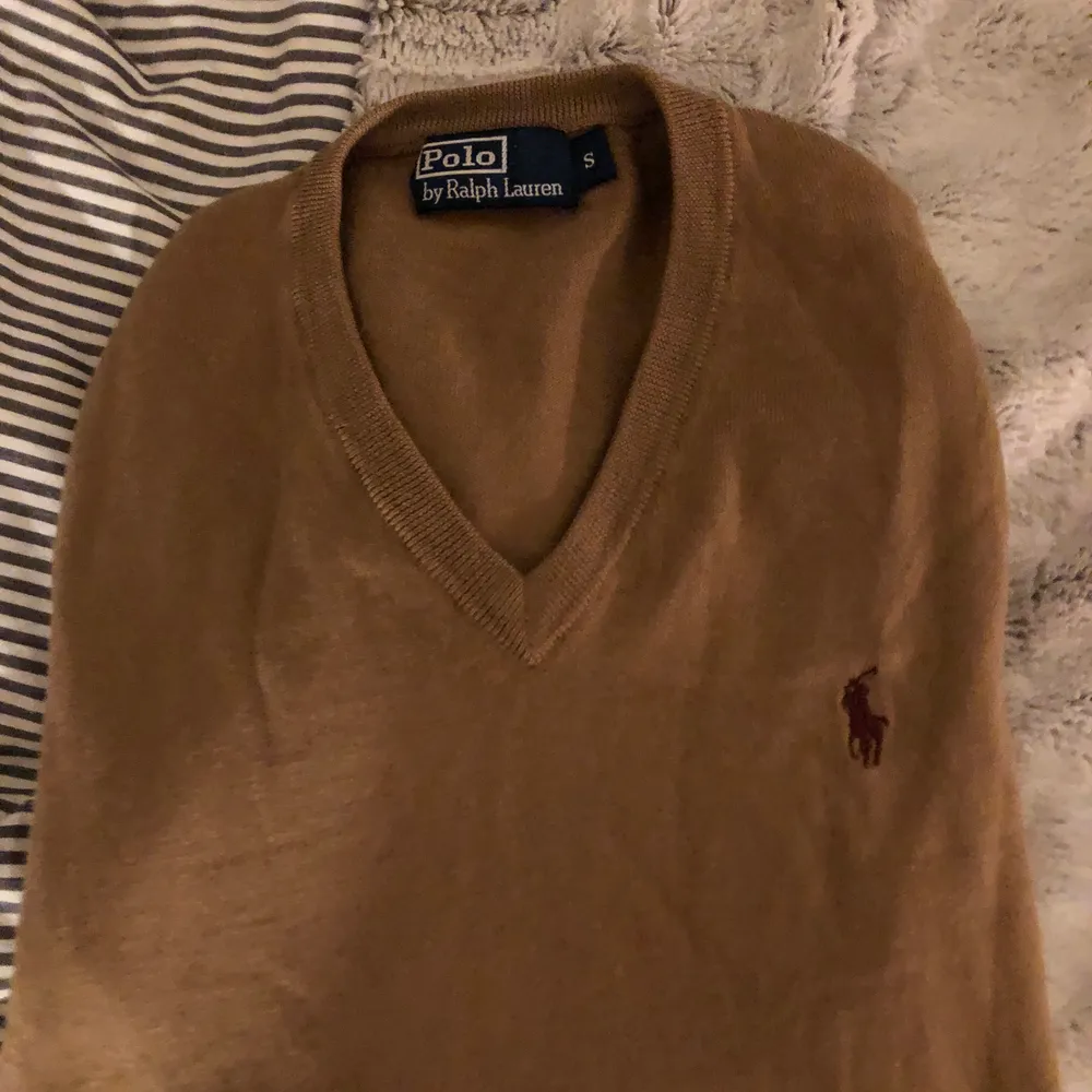 Hej!!! Säljer denna bruna Ralph Lauren tröja!!! Den är brun, v-ringad & har ett litet litet hål på vänstra armen!!! Men det syns knappt🌙💫💘🪐 jättefin att ha över en skjorta💘🌸⭐️kan mötas upp i sthlm & uppsala elr frakta🌙💫💘. Tröjor & Koftor.