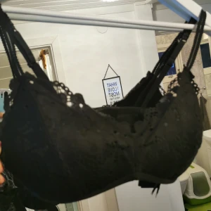 Svart spets Bh/topp - En svart spets topp/bh från hm i stl 75 D, ny skick ✨
