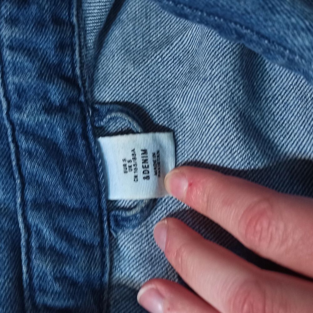 Superfin jeansskjorta från H&M. Köpt i somras och kan användas som jacka eller vanliga skjorta. Använd fåtal gånger. Jättebra skick. Nypris 299 kr. Frakt tillkommer. . Skjortor.