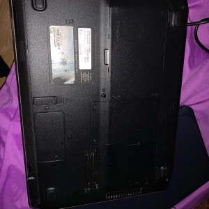 HP dator  - Hp dator startar ej på grund av ingen hard disk. Annars så funkar den jätte bra om man vet hur man kan sätta hard disk! Då laddaren måste den vara hela tiden kopplat till för att starta den. Du kan köpa den för delar om du behöver.  Laddare ingår.