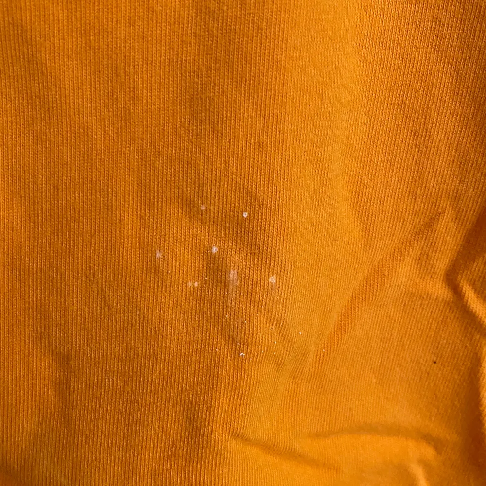 Långärmad tröja med snyggt tryck. Små fläckar som går bort i tvätten. Har använt den fåtal gånger så har missat de. . Tröjor & Koftor.