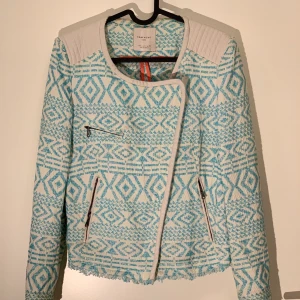 Finjacka Zara - Finjacka från Zara, skitsnygg till fest eller event. Fräsch inte använd speciellt många gånger, storlek S. Säljes för 60kr, frakt spårbart 63kr betalas av köpare eller möts upp i Malmö 