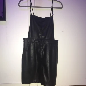 HÄNGSELKLÄNNING - Sjukt gullig klänning i skinnimiation, kan bäras över tex en polo eller sweatshirt💯 BETALA BARA FRAKTEN💸