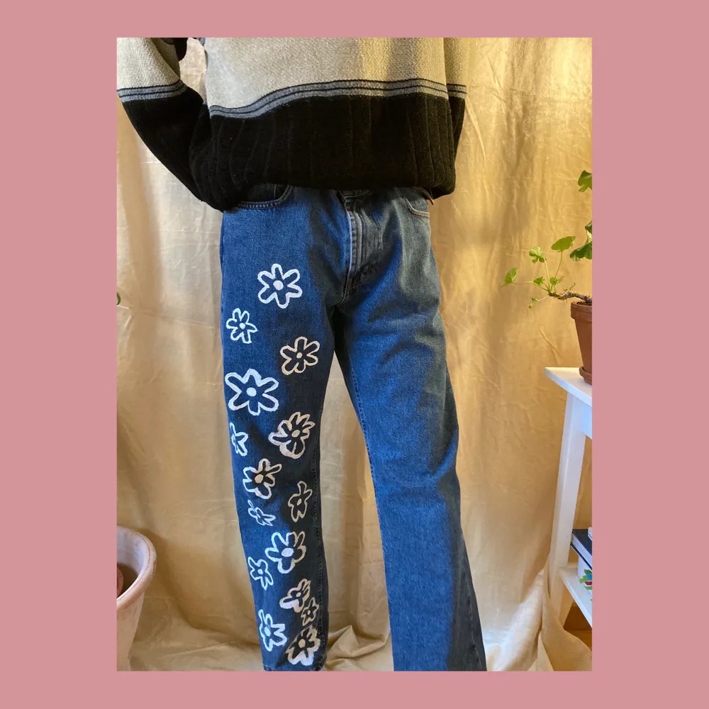 Vintage jeans hand painted with cotton paint! Quite large in size, would fit waist 33-36. Model wears size 30-34, so can be worn belted! . Jeans & Byxor.