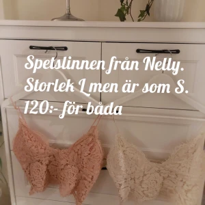 Spetslinnen.✨ - Som beskrivningen på bilden. Storlek L men är nog mer som en S. Beror helt på boobsen, annars sitter den perfekt vid midjan. Beställde dessa från Nelly!