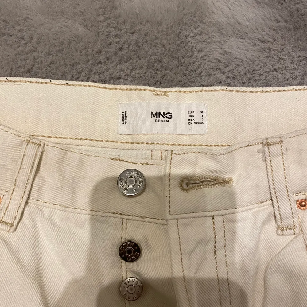 Ett par vit/beiga jeans från mango nästan aldrig använda, säljer pga att dem har blivit för små... Super snygga byxor som jag verkligen vill ska passa, men de gör dem inte så därför säljer jag dem. Dem kostade 700kr men säljer för 300 + frakt🥰🥰. Jeans & Byxor.